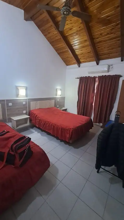 Habitación de Hotel Le Park en Machagai con dos camas y aire acondicionado